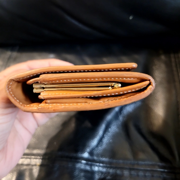 Good used condition Vintage Celine Triomphe Long Wallet with kisslock - Picture 4 of 16